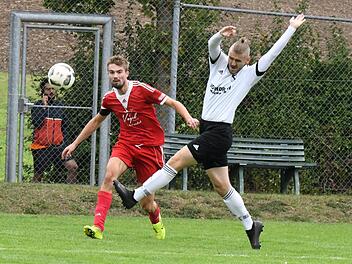 Ganz schön verdreht hat der Bad Brückenauer Ronny Huppmann seine Extremitäten. Dennoch gelingt der Klärungsversuch gegen Marlon Schwientek (links) von der SG Reiterswiesen. Foto: Hopf