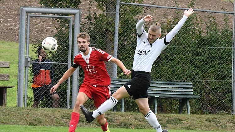 Ganz schön verdreht hat der Bad Brückenauer Ronny Huppmann seine Extremitäten. Dennoch gelingt der Klärungsversuch gegen Marlon Schwientek (links) von der SG Reiterswiesen. Foto: Hopf