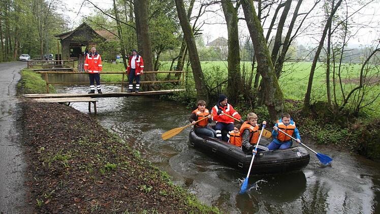 Die Wasserbootfreunde standen wegen der Feuchtigkeit von oben nicht gerade Schlange...