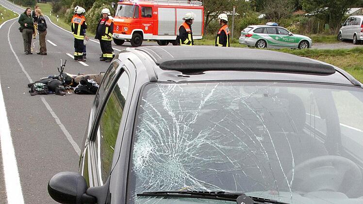 Die Windschutzscheibe des Autos ging bei der Kollision zu Bruch.