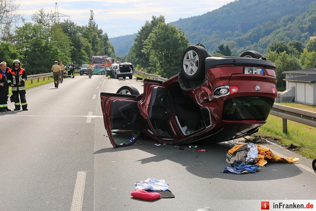Schwerer Unfall in Kulmbach: Auto überschlägt sich auf B289