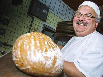 Vier verschiedene Mehlsorten verwendet Bernd Böhm für sein Bauernbrot. Foto: Marian Hamacher