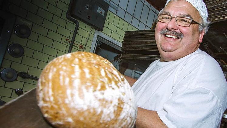 Vier verschiedene Mehlsorten verwendet Bernd Böhm für sein Bauernbrot. Foto: Marian Hamacher