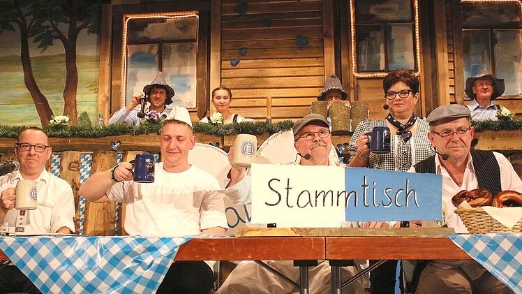 So macht ein Stammtisch Spaß: Lästern und trinken. "Weiß-Blau" mit (von links) Uwe Weichselfelder, Stefan Hauck, Charly Rüttinger, Wirtin Birgit Hofmann und Grieche "Dimitri Katastropholus" Dieter Schnaus.