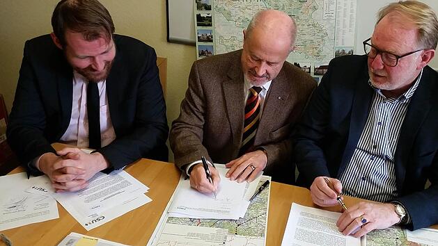 CSU-Kreisvorsitzender Martin Mittag, Landtagsabgeordneter Jürgen W. Heike und Bundestagsabgeordneter Hans Michelbach (von links) setzen ihre Unterschriften unter die Stellungnahme zum NEP 2030 und sagen damit "Nein!" zu weiteren Stromtrassen. Foto: Ulrike Nauer
