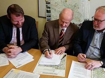 CSU-Kreisvorsitzender Martin Mittag, Landtagsabgeordneter Jürgen W. Heike und Bundestagsabgeordneter Hans Michelbach (von links) setzen ihre Unterschriften unter die Stellungnahme zum NEP 2030 und sagen damit "Nein!" zu weiteren Stromtrassen. Foto: Ulrike Nauer