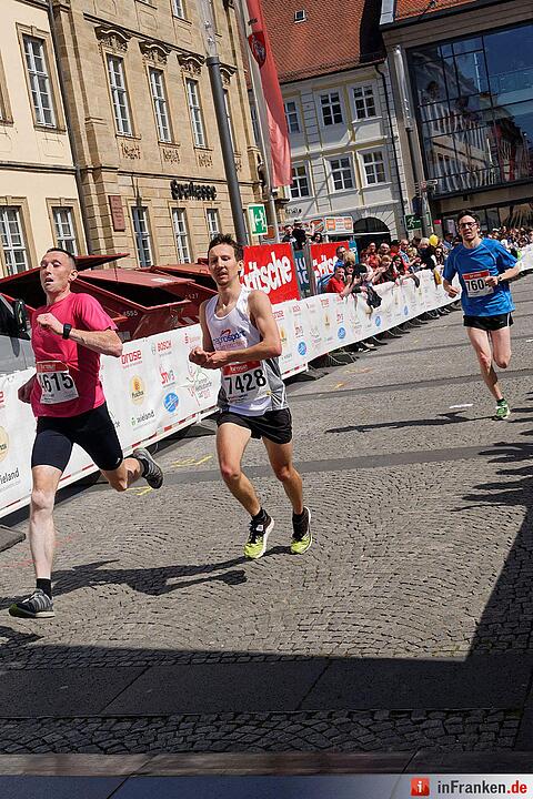 Weltkulturerbelauf 2017 in Bamberg: Der Zieleinlauf am Maxplatz