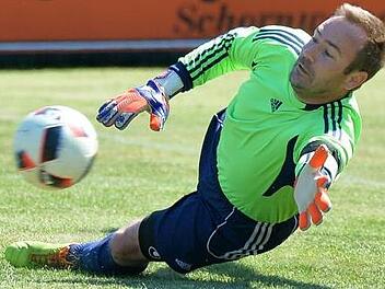 TSV Vestenbergsgreuth - ATSV Erlangen II: Beim Foulelfmeter streckte sich TSV-Keeper Armin Backert vergeblich, die Gäste trafen zum zwischenzeitlichen 0:1. Foto: Picturedreams
