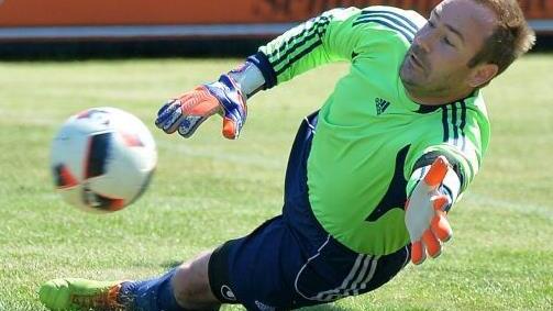 TSV Vestenbergsgreuth - ATSV Erlangen II: Beim Foulelfmeter streckte sich TSV-Keeper Armin Backert vergeblich, die Gäste trafen zum zwischenzeitlichen 0:1. Foto: Picturedreams