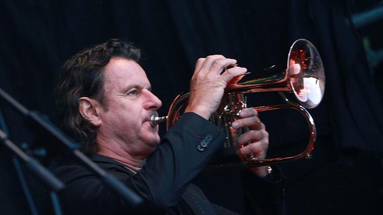 Wie Hans-Jürgen Buchner und seine Band Haindling ihr Konzert beim Tambacher Sommer zum ebenso gelungenen wie nachdenklich stimmenden Abend werden lassen.