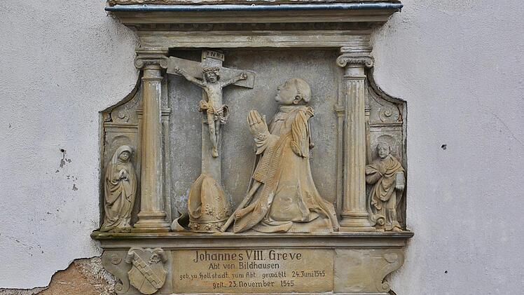 In der Falltorstraße in Herschfeld findet man dieses Grabmal aus dem früheren Maria Bildhausen. Foto: Hanns Friedrich