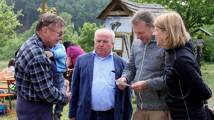 Ein Bild diente den Künstlern als Vorlage für die Statue (von links): Altbürgermeister Peter Kirchner, Bürgermeister Karl-Heinz Kandler, Bildhauer Walter Schreiner und ILE-Managerin Ulla Schmidt.Günther Geiling