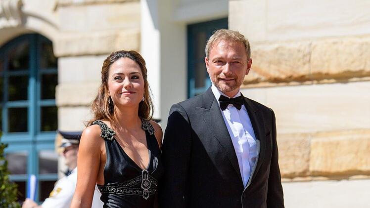 Christian Lindner (FDP) mit seiner freundin Franca LehfeldtFoto:Matthias Balk/ dpa