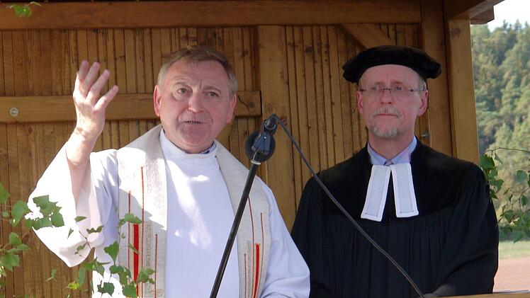 Norbert Lang (links) und Stefan Köttig segneten die neue Straße.Foto: Berthold Köhler