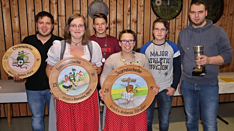 Stolz präsentieren erfolgreiche Schützinnen und Schütze ihr "Trophäen." Das Foto zeigt von links: Steffen März mit der Ehrenscheibe, Daniela Kern mit der Damenscheibe, Samuel Förster, Erster Jugendritter, Antonia Förster, Jugendkönigin, Thomas Kern, zweiter Jugendritter und Daniel Jäger, Gewinner des Pistolenpokals. Foto: Helmut Will