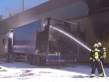 Die Nürnberger Feuerwehr  hat am Mittwoch im  Zuge eines Großeinsatzes einen Lastwagen gelöscht, der neben einem Recyclinghof mit gefährlichen Lithium-Batterien  stand. Foto: NEWS5 / Grundmann