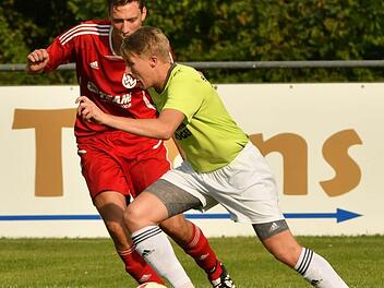 Der Roth-Mainer Robin Bähr (rechts) nimmt Tempo auf, der Weißenbrunner Sebastian Buckreuss kann da in dieser Szene nicht mithalten.  Foto: Gunther Czepera