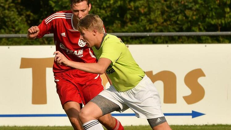 Der Roth-Mainer Robin Bähr (rechts) nimmt Tempo auf, der Weißenbrunner Sebastian Buckreuss kann da in dieser Szene nicht mithalten.  Foto: Gunther Czepera