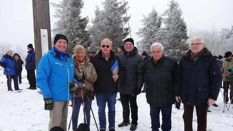 Gruppenbild zur Eröffnung des Wanderjahres der Region Saale-Sinn auf dem  Kreuzberg. Das Bild zeigt von links: Landrat Thomas Habermann und seine  Frau Ruth, den Regionalvorsitzenden Konrad Tripp, Bürgermeister Georg  Seiffert, Rhönklub-Präsident Jürgen Reinhardt und Vizepräsident Bernd  Günder. Foto: Marion Eckert