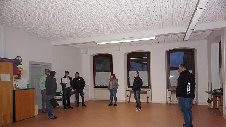 Die Mitglieder des Bauausschusses besichtigen die alte Schule in Detter. Foto: Marion Eckert