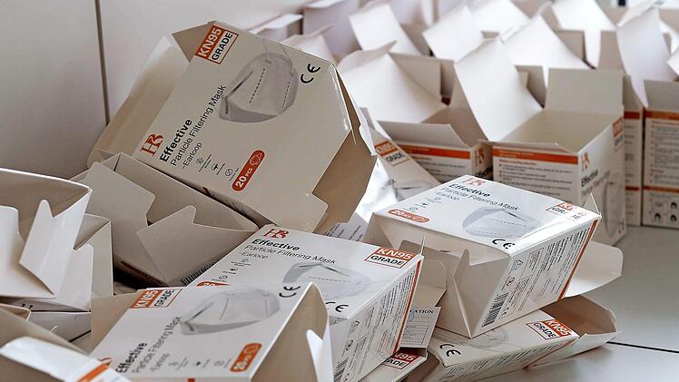 Die leeren Originalverpackungen stapeln sich.