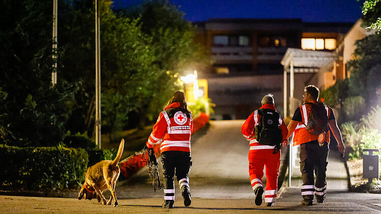 Fürth: Vermisstensuche nimmt tragisches Ende – Landwirt findet leblose Frau