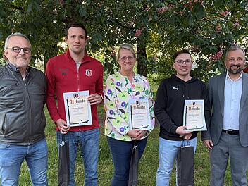 Auf dem Bild sind von links Roland Volpert(Ehrenamtsbeauftragter), Philipp Pfeuffer, Beate Weimar-Stockmann, Alexander Lebsack, Thomas Kn&uuml;ttel (Vorstand).