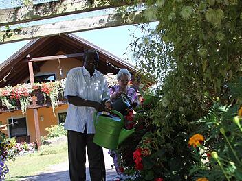 Abbé Leon bei einer seiner Lieblingsbeschäftigungen in Aidhausen/Kerbfeld: Blumengießen mit "Mama" Hildegard Bayer in deren großem Garten.