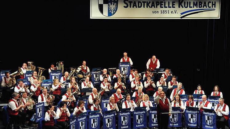 Symphonisches Blasorchester der Extraklasse: Die Stadtkapelle Kulmbach unter ihrem Dirigenten Thomas Besand überzeugte beim Neujahrskonzert am Dienstagabend in der ausverkauften Dr.-Stammberger-Halle. Das Programm reichte vom klassischen Marsch bis zu Filmmusik-Titeln.