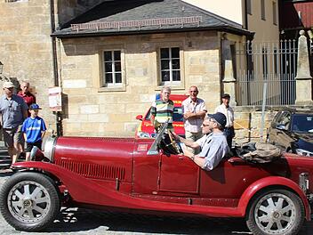 : Bugatti-Freunde von überall auf der Welt sind bei einer gemeinsamen Tour durch ganz Franken auch in Thurnau vorbei gekommen. Foto: Katharina Müller-Sanke