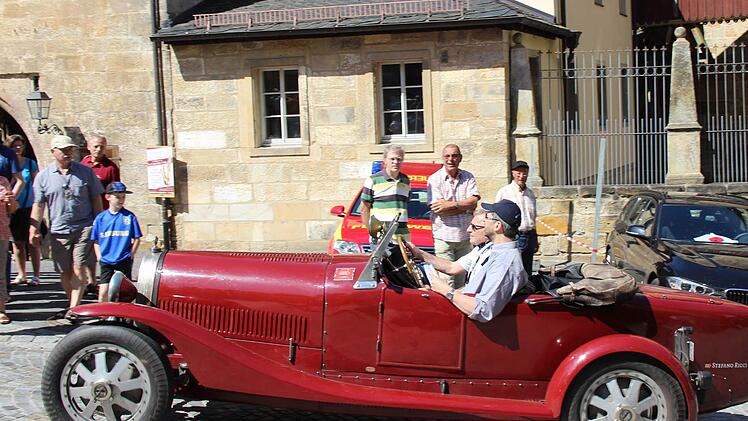 : Bugatti-Freunde von überall auf der Welt sind bei einer gemeinsamen Tour durch ganz Franken auch in Thurnau vorbei gekommen. Foto: Katharina Müller-Sanke