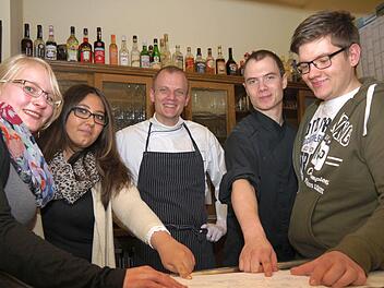 "Miteinander Kommunizieren" stand auf dem Lehrplan, den Tobias Dittrich (Mitte) mit den Teilnehmern der "Azubi-Akademie" durcharbeitete. Von links: Valeska Döhler, Aylin Bicer, Andre Schlöffer und Tobias Meister. Foto: Berthold Köhler