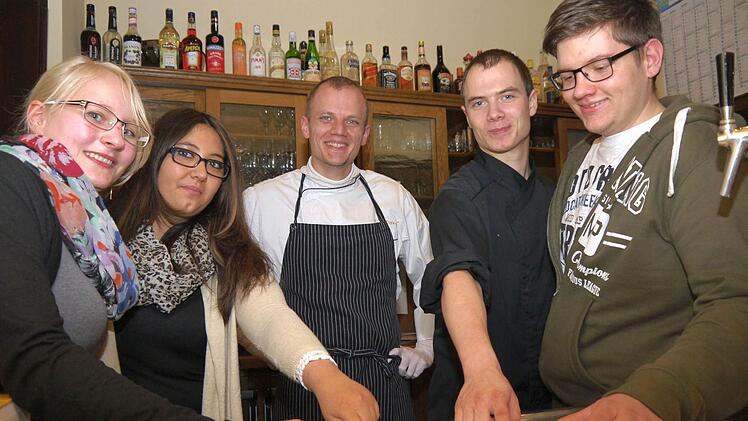 "Miteinander Kommunizieren" stand auf dem Lehrplan, den Tobias Dittrich (Mitte) mit den Teilnehmern der "Azubi-Akademie" durcharbeitete. Von links: Valeska Döhler, Aylin Bicer, Andre Schlöffer und Tobias Meister. Foto: Berthold Köhler