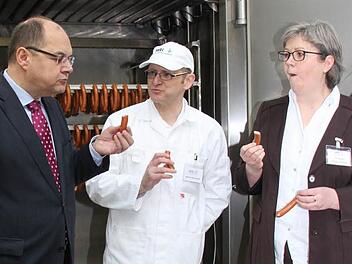 Die Wurst aus der neuen Räucherkammer des Max-Rubner-Instituts schmeckt auch dem Bundesernährungsminister. Unser Bild zeigt Christian Schmidt mit Metzgermeister Manfred Behrschmidt und Institutsleiterin Dagmar Adeline Brüggemann. Foto: Alexander Hartmann