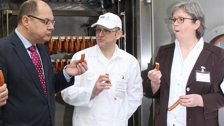 Die Wurst aus der neuen Räucherkammer des Max-Rubner-Instituts schmeckt auch dem Bundesernährungsminister. Unser Bild zeigt Christian Schmidt mit Metzgermeister Manfred Behrschmidt und Institutsleiterin Dagmar Adeline Brüggemann. Foto: Alexander Hartmann