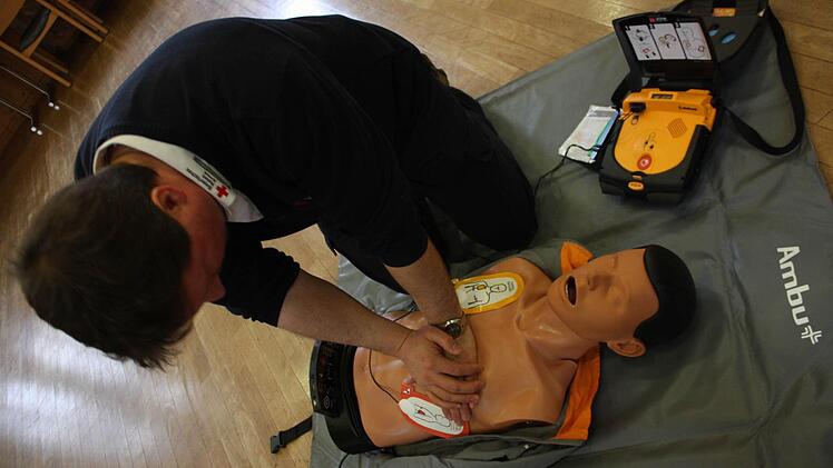 Weniger Theorie bei der Ersthelfer-Ausbildung: Thomas Menz demonstriert eine Herzdruckmassage.  Fotos: Robert Huger