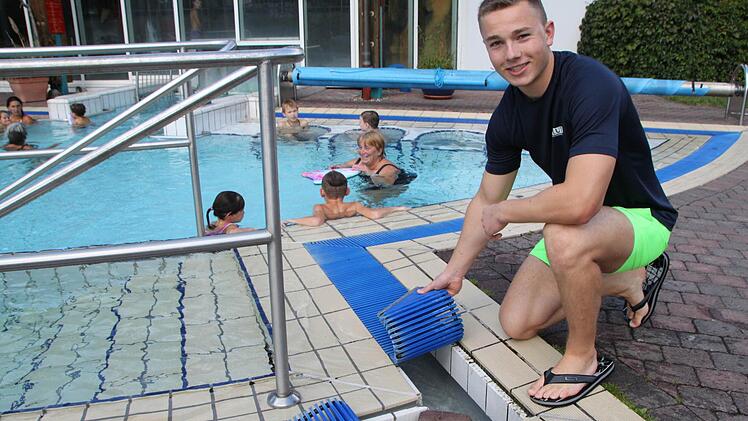 Wenn Mark Blöckl die blauen Matten anhebt, kommt ein Fliesenschaden zu Tage, der ausgebessert werden muss. Foto: Ulrike Müller