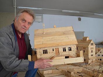 Vorsichtig nimmt Karl Voll Haus für Haus aus seiner Ausstellung, die einen Blick auf das Zahlbach der 1950er-Jahre ermöglicht. Er muss die unzähligen Teile vorübergehend einlagern, da er noch keinen neuen Ausstellungsraum gefunden hat. Foto: Katrhin Kupka-Hahn