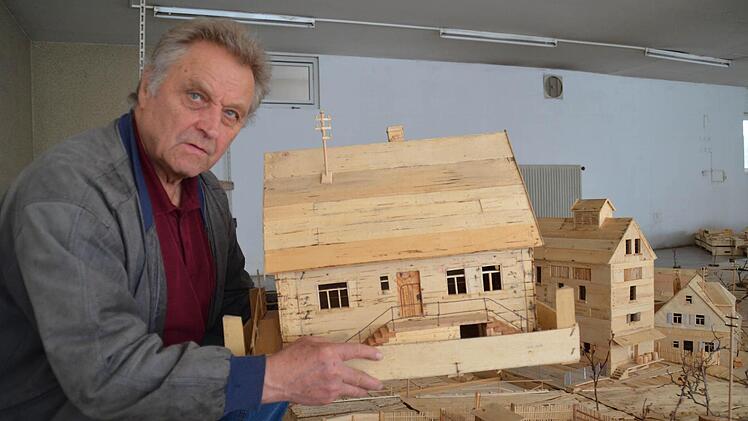 Vorsichtig nimmt Karl Voll Haus für Haus aus seiner Ausstellung, die einen Blick auf das Zahlbach der 1950er-Jahre ermöglicht. Er muss die unzähligen Teile vorübergehend einlagern, da er noch keinen neuen Ausstellungsraum gefunden hat. Foto: Katrhin Kupka-Hahn