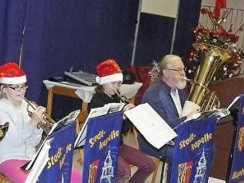 Viel Applaus heimste der Nachwuchs mit seiner gekonnten musikalischen Ausgestaltung der Jahresschlussfeier des Vereins der Musikfreunde Kupferberg ein. Unser Bild zeigt (von links) Julia Müller, Fabian Ramming, Fiona Bincyzk, Olga-Verena Schuck, Peter Schlaf und Dirigent Valerij Efremov ein. Foto: Klaus-Peter Wulf