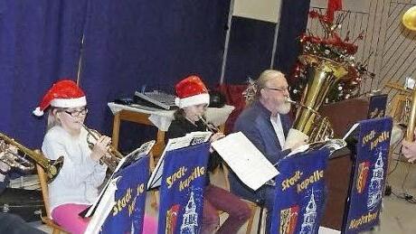 Viel Applaus heimste der Nachwuchs mit seiner gekonnten musikalischen Ausgestaltung der Jahresschlussfeier des Vereins der Musikfreunde Kupferberg ein. Unser Bild zeigt (von links) Julia Müller, Fabian Ramming, Fiona Bincyzk, Olga-Verena Schuck, Peter Schlaf und Dirigent Valerij Efremov ein. Foto: Klaus-Peter Wulf