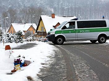 Die Stelle in Unterschleichach, an der die elfjährige Janina in der Silvesternacht tödlich am Kopf verletzt wurde. In dem kleinen Dorf sitzt der Schock über die Tragödie tief.  Foto: Matthias Hoch
