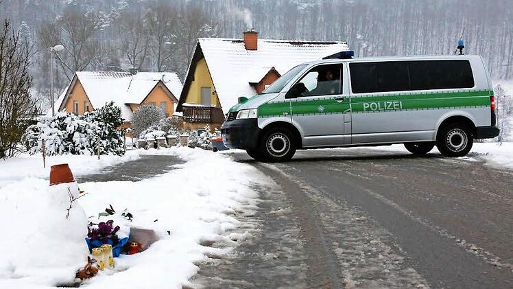 Die Stelle in Unterschleichach, an der die elfjährige Janina in der Silvesternacht tödlich am Kopf verletzt wurde. In dem kleinen Dorf sitzt der Schock über die Tragödie tief.  Foto: Matthias Hoch
