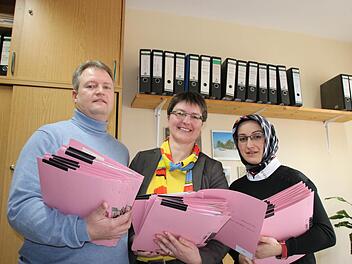 Die Akten von 85 unbegleiteten minderjährigen Ausländern verwaltet das Bad Kissinger Jugendamt aktuell. Für deren Betreuung stehen dem stellvertretenden Jugendamtsleiter Thomas Duda (von links) seit 1. Oktober die neuen Kolleginnen Michaela Schneider-Körber und Mine Fazalyar zur Seite. Foto: Ralf Ruppert