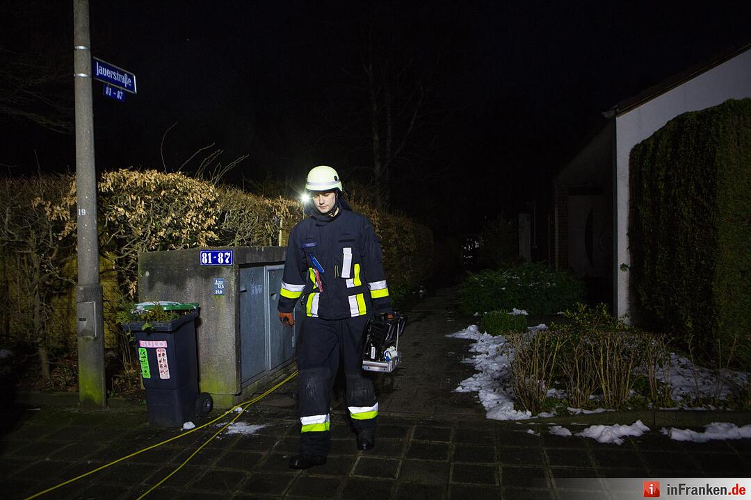 Fassade von Wohnhaus in Nuernberg fing Feuer
