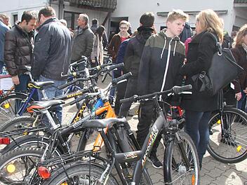 Riesen-Andrang herrschte am Sonntag bei der Fahrradbörse Leuchau: 370 Fahrräder zwischen zehn und 1200 Euro hatte der RSC Leuchau in diesem Jahr im Angebot. Foto: Sonny Adam