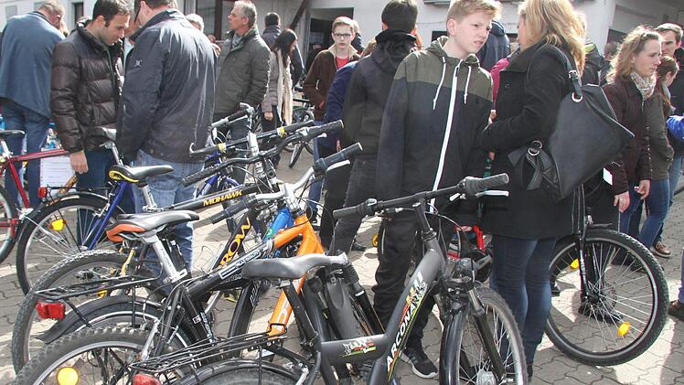 Riesen-Andrang herrschte am Sonntag bei der Fahrradbörse Leuchau: 370 Fahrräder zwischen zehn und 1200 Euro hatte der RSC Leuchau in diesem Jahr im Angebot. Foto: Sonny Adam