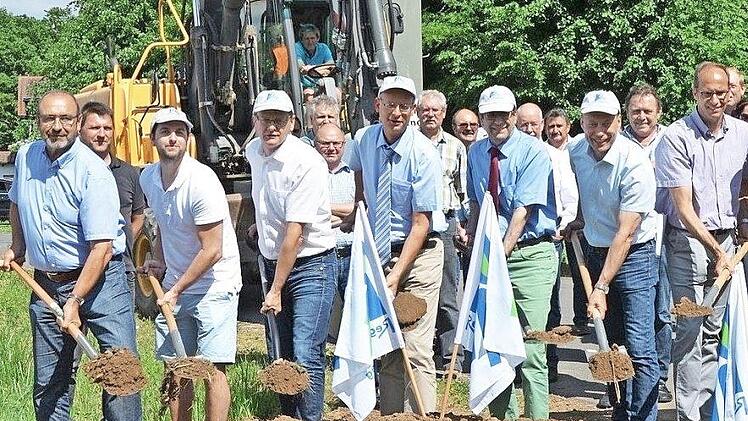 Beim symbolischen Spatenstich wurde viel Erde bewegt. Neben den Zuschussgebern von der Regierung von Oberfranken mit Hans-Peter Jander und Anton Hepple vom Amt für ländliche Entwicklung sowie den zuständigen Fachbehörden waren Vertreter aus den ILE-Gemeinden Altendorf, Buttenheim, Eggolsheim und Hallerndorf vor Ort.  Foto: Andrea Spörlein