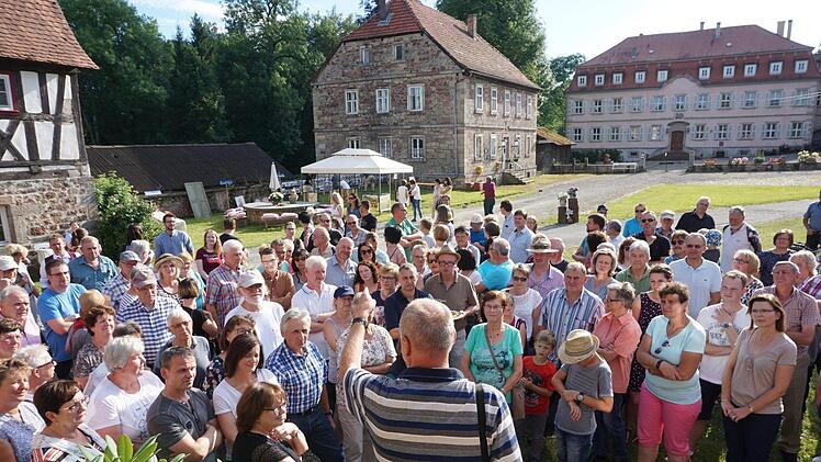 Groß war das Interesse am historischen Dorfspaziergang. Foto: Marion Eckert