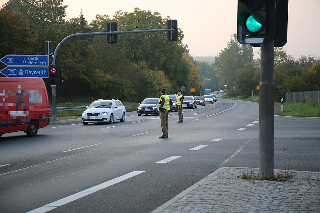 Kühllaster kommt ins Schlingern und kippt um